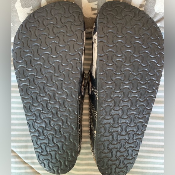 CALCEO BLACK & WHITE, RED PIANO PATTERN, “LET THE MUSIC PLAY” CLOGS. - Picture 12 of 14